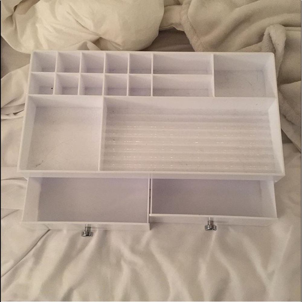 makeup organizer
